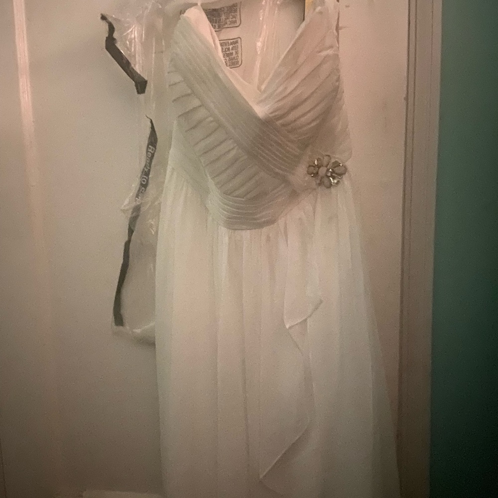 I am selling a new Chiffon sweetheart strapless white wedding dress size 20